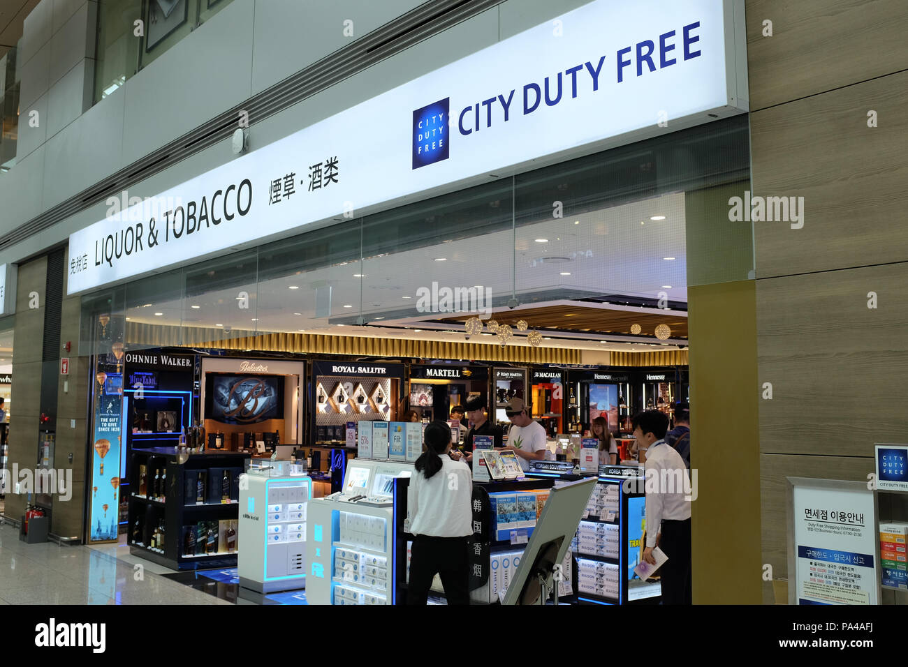 Shopping duty free all'Aeroporto Internazionale di Incheon a Seoul, in Corea del Sud. Foto Stock