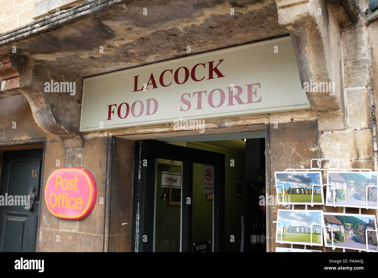 L'ingresso a Lacock il negozio di alimentari nel villaggio di Lacock nel Wiltshire, Inghilterra. Foto Stock