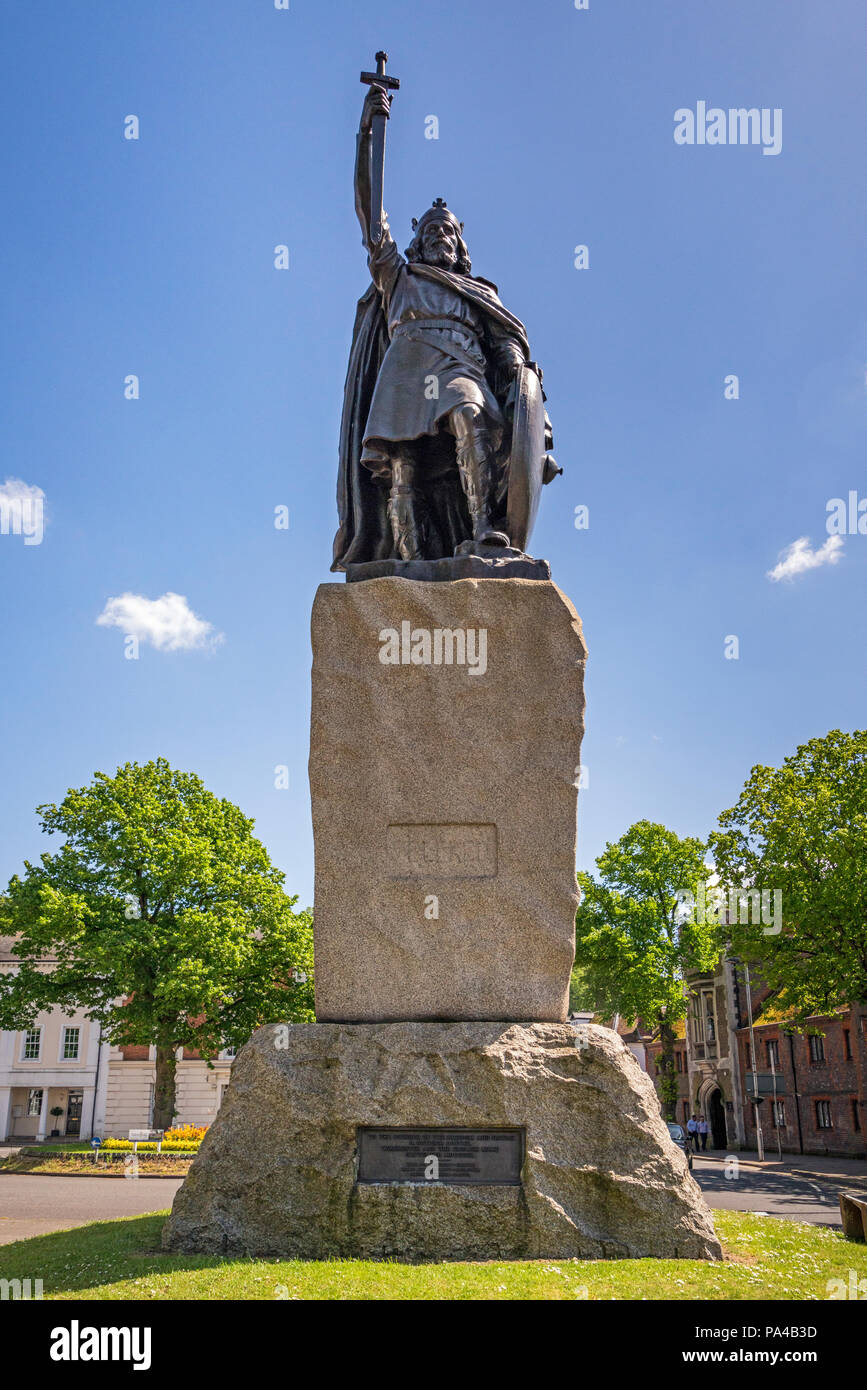 La statua del Re Alfredo il Grande punto di riferimento in Winchester, Hampshire, Inghilterra. Eretta nel 1899 per contrassegnare un migliaio di anni poiché Alfred della morte. Foto Stock