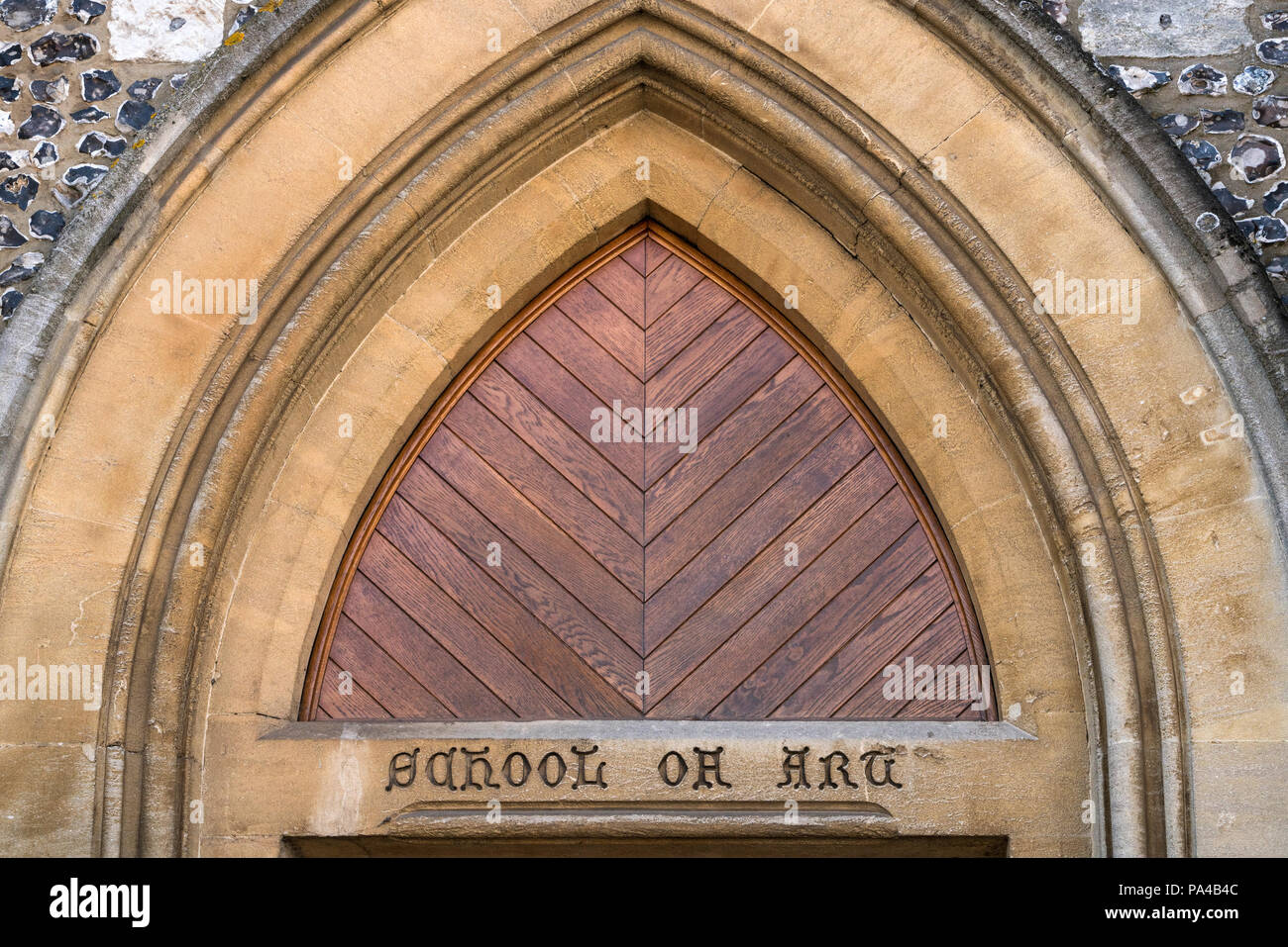 Arco al di sopra del portale con iscrizione intagliata nella muratura in pietra per l'ex Winchester School of Art, Hampshire, Inghilterra. Foto Stock