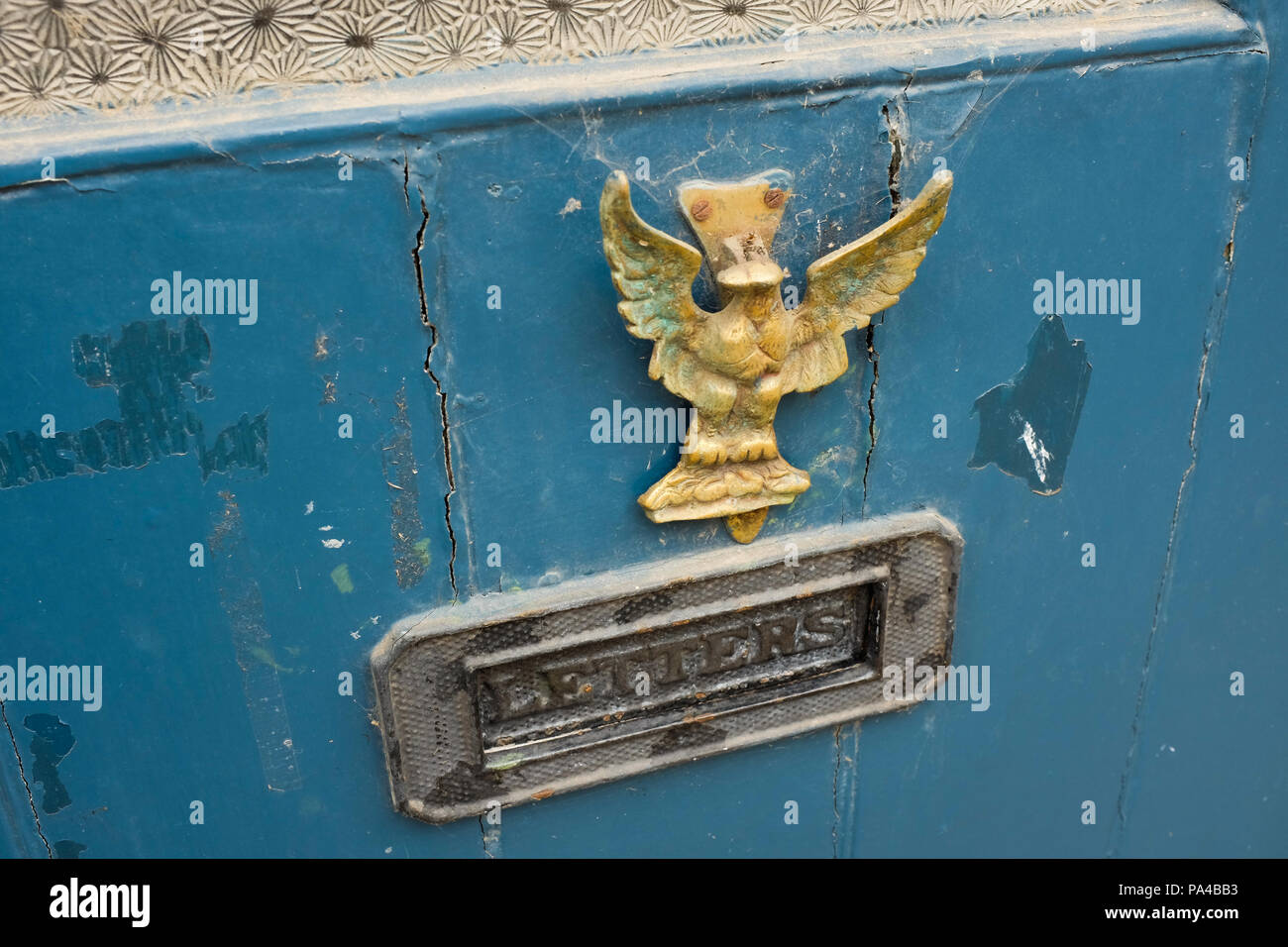 Un letterbox su una porta nel villaggio di Lacock nel Wiltshire, Inghilterra. Foto Stock