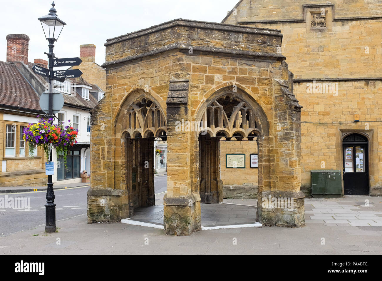 Il condotto nella parte inferiore della strada a buon mercato a Sherborne, Dorset, Inghilterra. Foto Stock