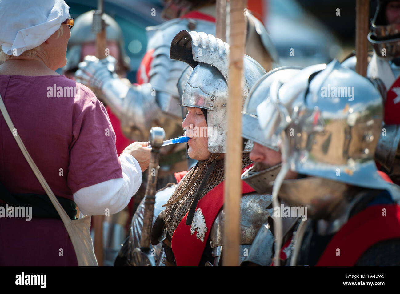 Tewkesbury, nel Gloucestershire, UK. Il 14 luglio 2018. Migliaia di re-enactors, animatori, i commercianti e i turisti si radunano a Tewkesbury per la grande Foto Stock