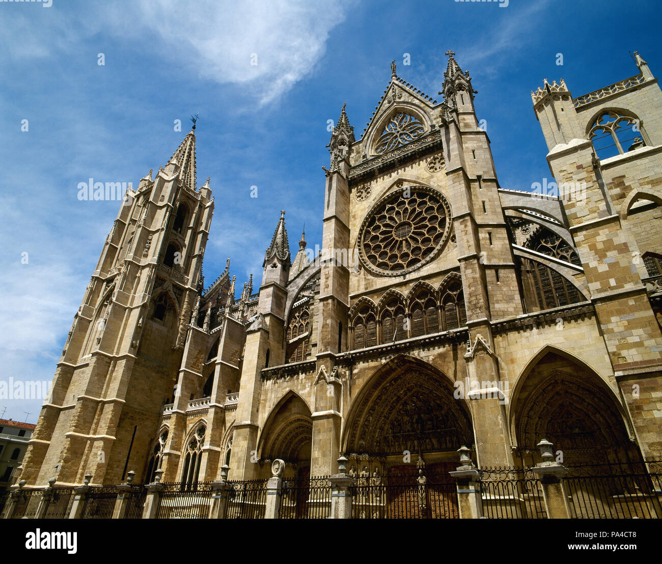Spagna. Castiglia e Leon. Santa Maria de Leon Cattedrale. In stile gotico. Xiii-XIV secolo. Il suo design è attribuito al Maestro Enrique. Facciata principale. Foto Stock