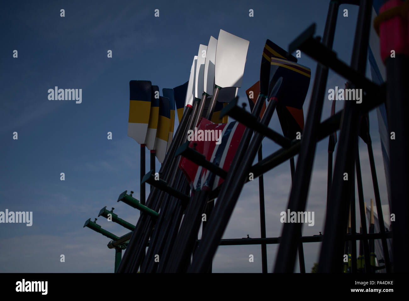 Henley on Thames, Regno Unito, 4 luglio 2018, Mercoledì, vista generale, "Tempo di regata", remi impilati, cucchiai bianco catturato in 'Sunlight', il primo giorno dell'annuale "Henley Royal Regatta', Henley raggiungere, il fiume Tamigi e Thames Valley, Inghilterra, © Peter SPURRIER, Foto Stock