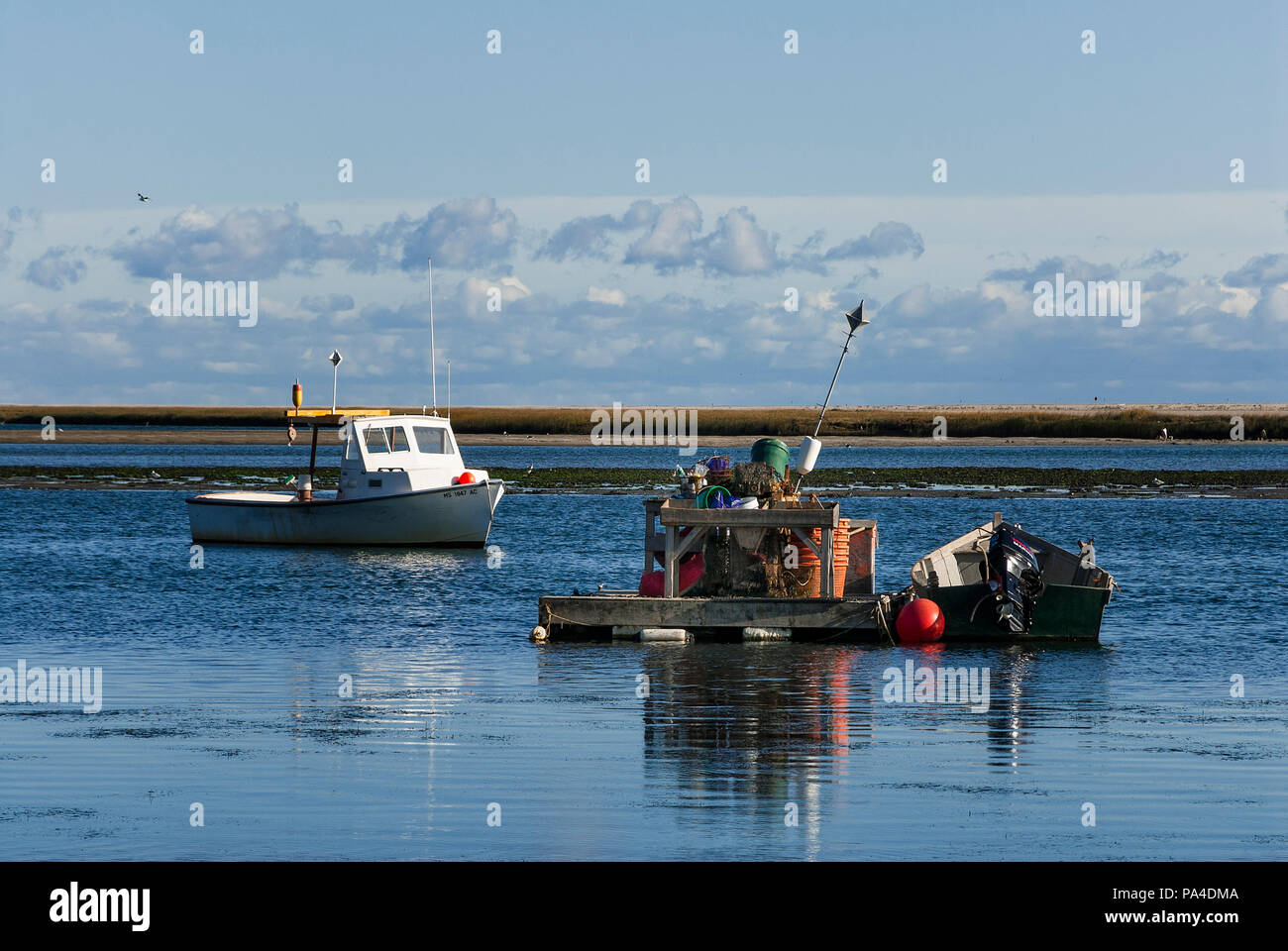 Lobster Boat e bacino galleggiante, Orleans, Cape Cod, Massachusetts, STATI UNITI D'AMERICA. Foto Stock