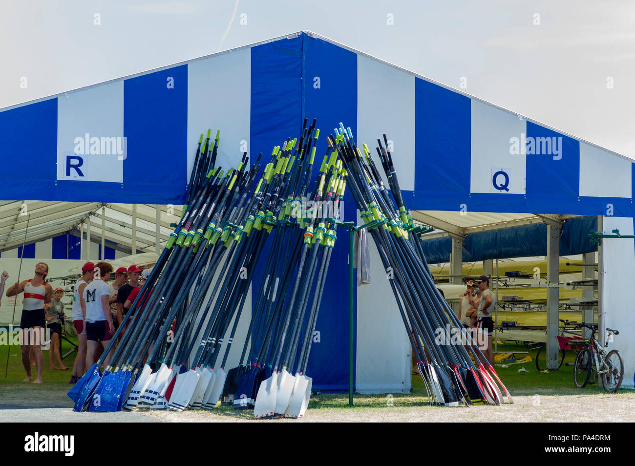 Henley on Thames, Regno Unito, 2 luglio 2018, Lunedì, "Henley Royal Regatta', puntellato, remi, contro la barca "tenda", Henley raggiungere, il fiume Tamigi e Thames ValleyEngland, © Peter SPURRIER, Foto Stock