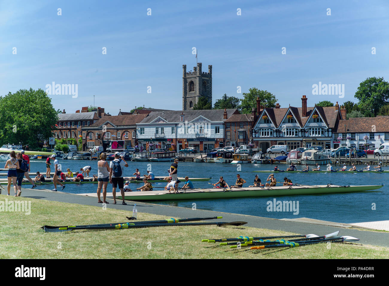 Henley on Thames, Regno Unito, 2 luglio 2018, Lunedì, "Henley Royal Regatta', visualizzare i concorrenti ottenere precoce formazione in su Henley raggiungere, il fiume Tamigi e Thames Valley, Inghilterra, © Peter SPURRIER Foto Stock