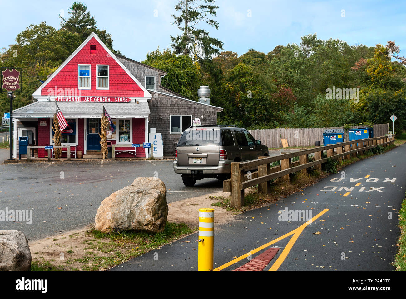 Piacevole Lago General Store, situato lungo il Cape Cod bike trail, Harwich, Massachusetts, STATI UNITI D'AMERICA. Foto Stock
