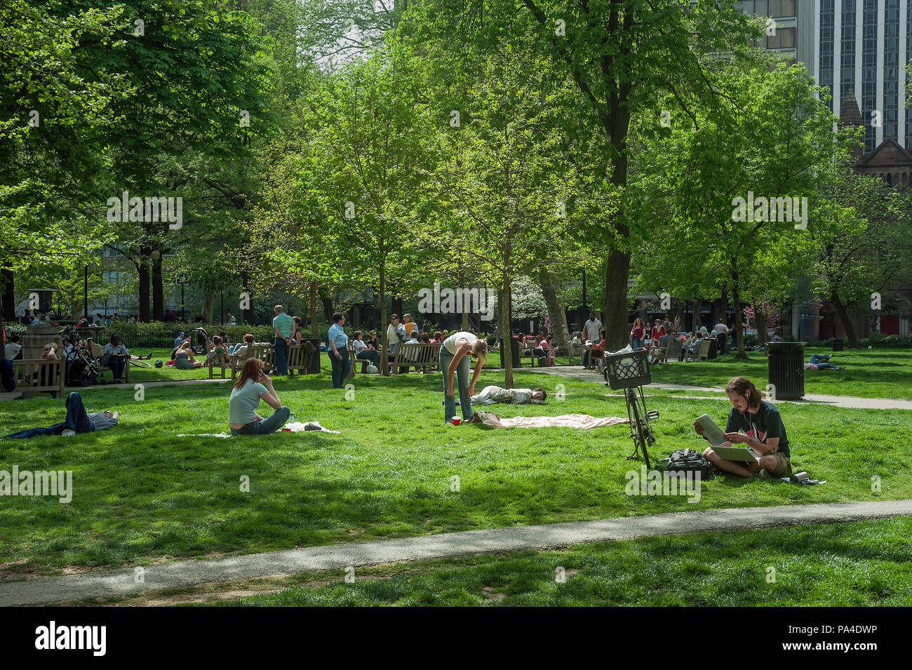 Crwded Rittenhouse Square Park in una giornata di sole, Philadelphia, Pennsylvania, USA. Foto Stock