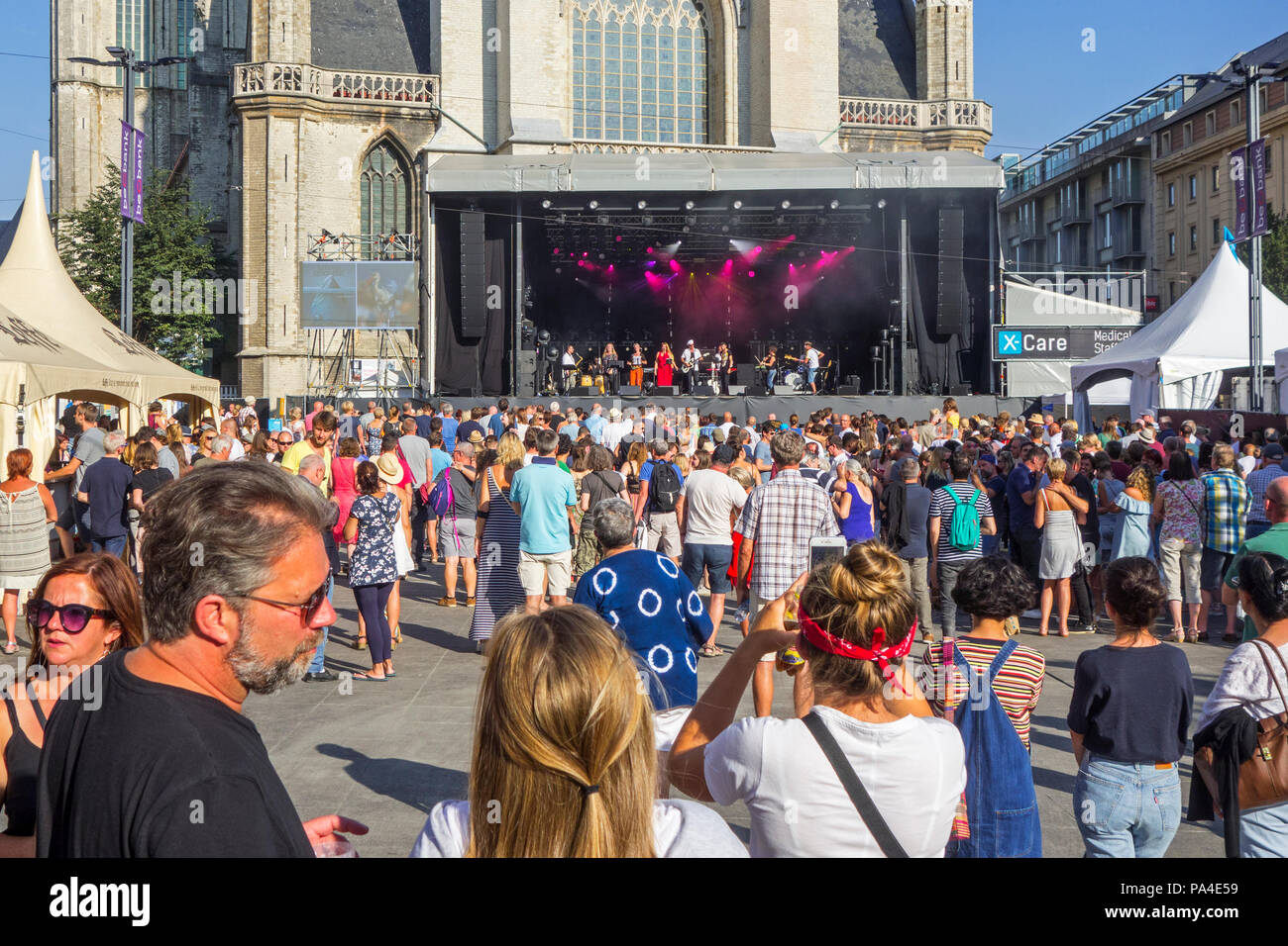 La folla a guardare il mondo delle prestazioni musicali dalla banda del Mundo durante il Gentse Feesten / Festival di Gand, feste estive a Gand, Fiandre, in Belgio Foto Stock