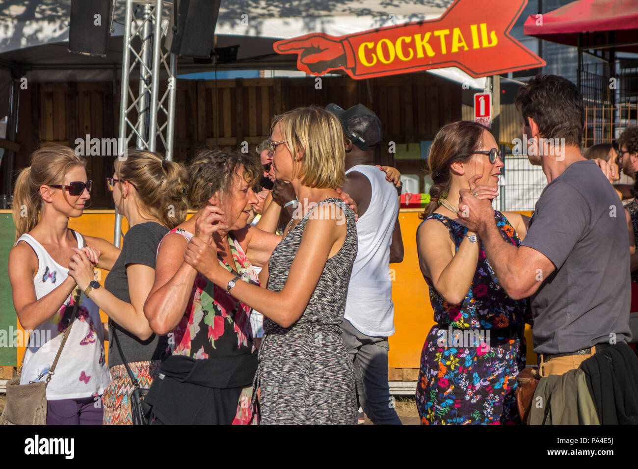 Coppie danzanti sulla strada a dance workshop durante il Gentse Feesten / Festival di Gand, feste estive a Gand, Fiandre, in Belgio Foto Stock