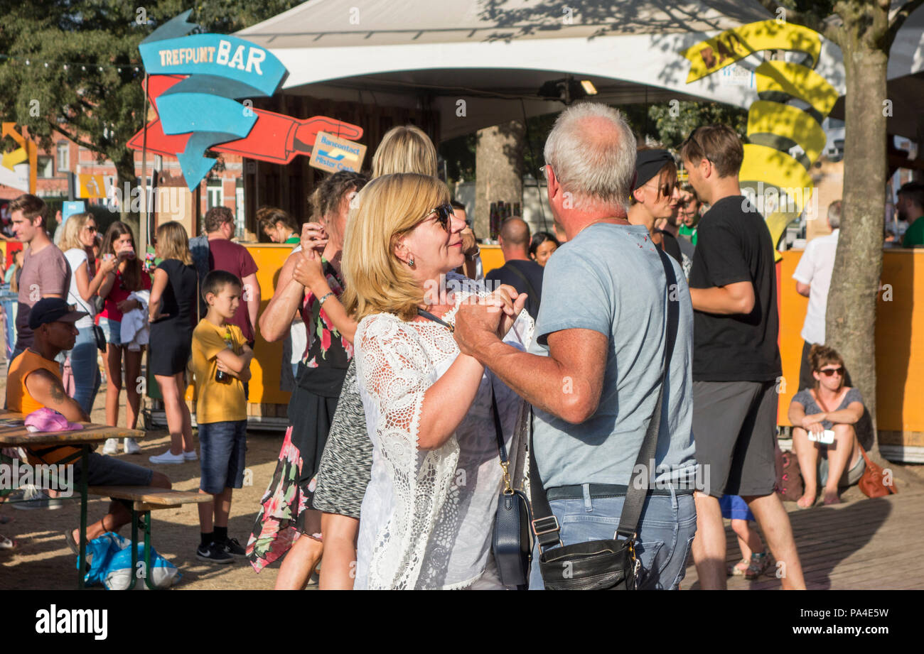 Coppie danzanti sulla strada a dance workshop durante il Gentse Feesten / Festival di Gand, feste estive a Gand, Fiandre, in Belgio Foto Stock
