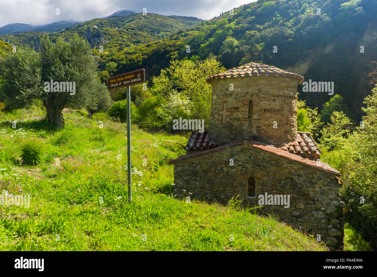 Vecchia chiesa di Sant'Andrea risale al XI secolo sulle rive del fiume Lousios nella prefettura di Arcadia nel Peloponneso Grecia Foto Stock