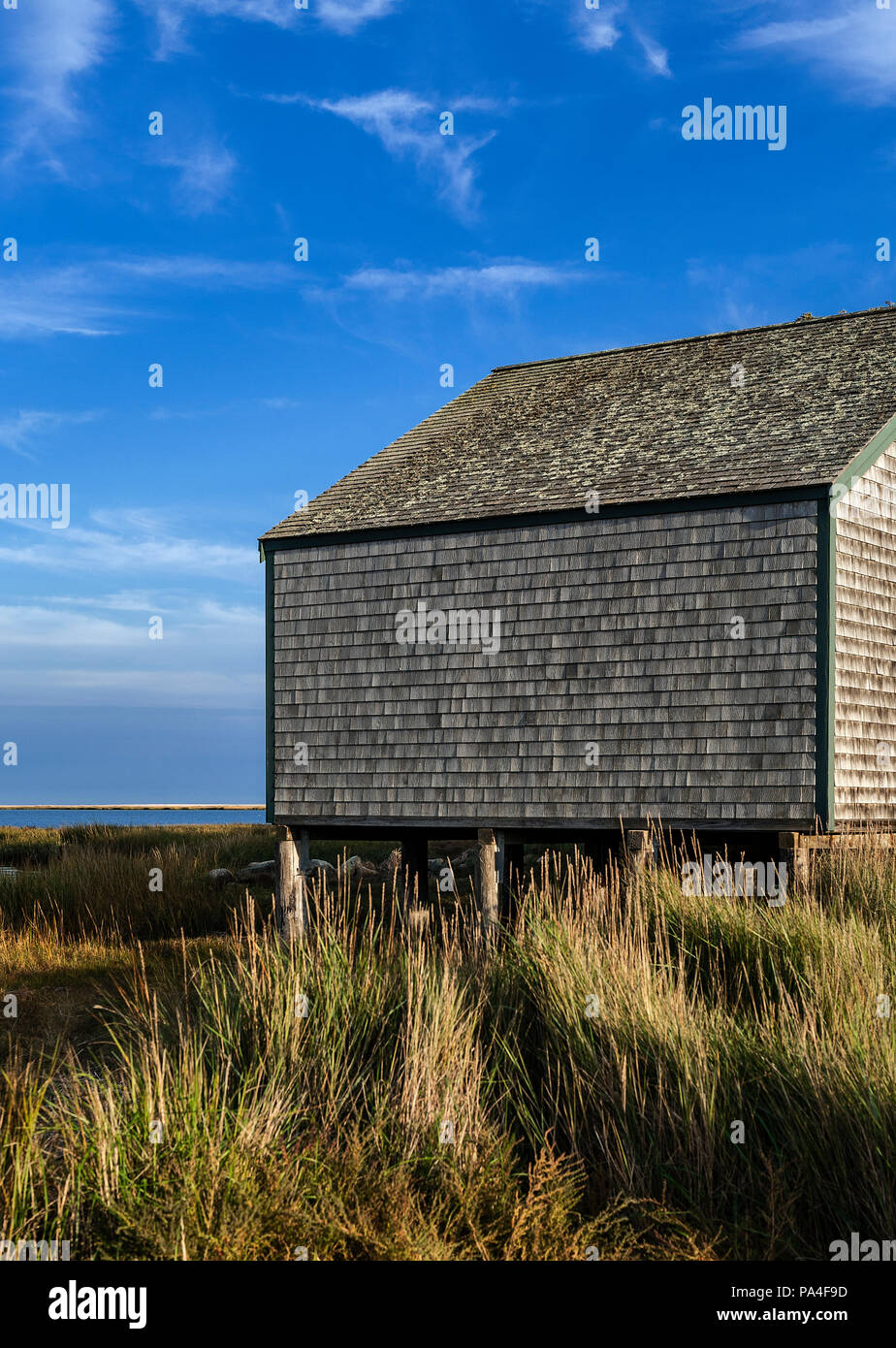 Nauset Marsh stagno di sale e rustico boathouse che conducono a Cape Cod National Seashore, Eastham, Cape Cod, Massachusetts, STATI UNITI D'AMERICA. Foto Stock