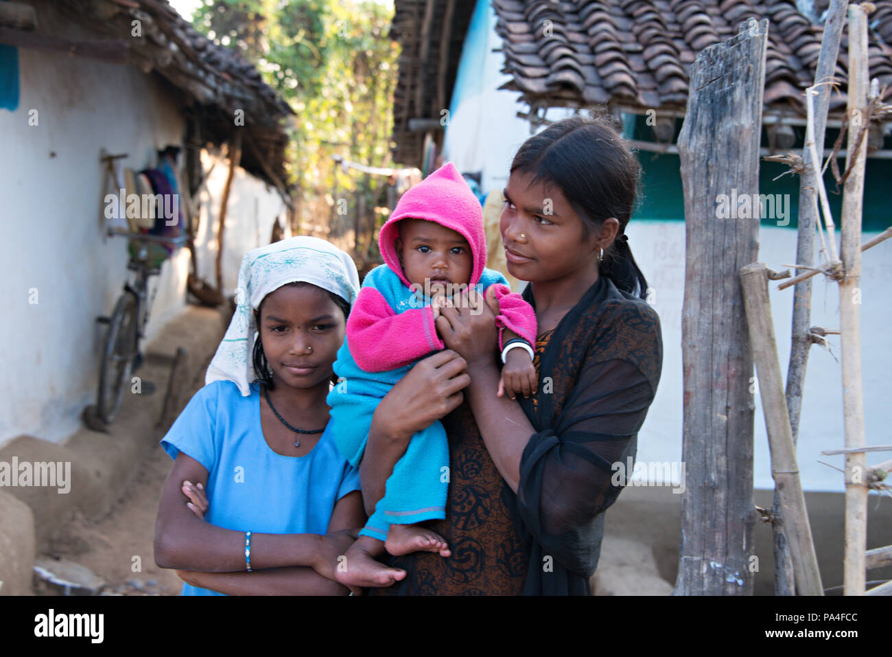 Locali di persone che vivono nel villaggio di Kanha vicino al Parco Nazionale di Kanha, in India Foto Stock