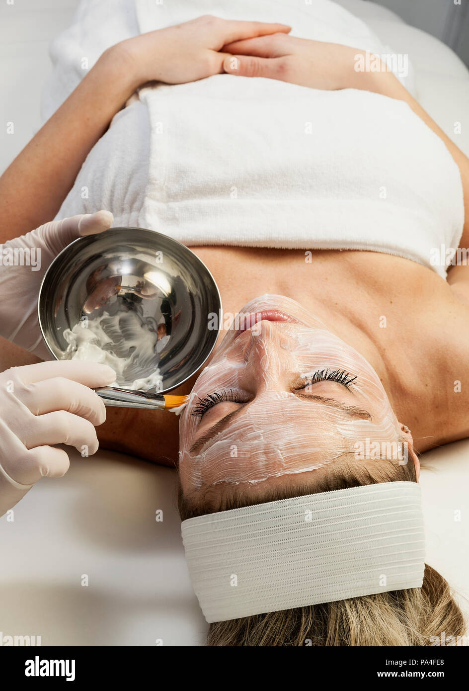 Donna di ottenere un trattamento per il viso a una spa. Foto Stock
