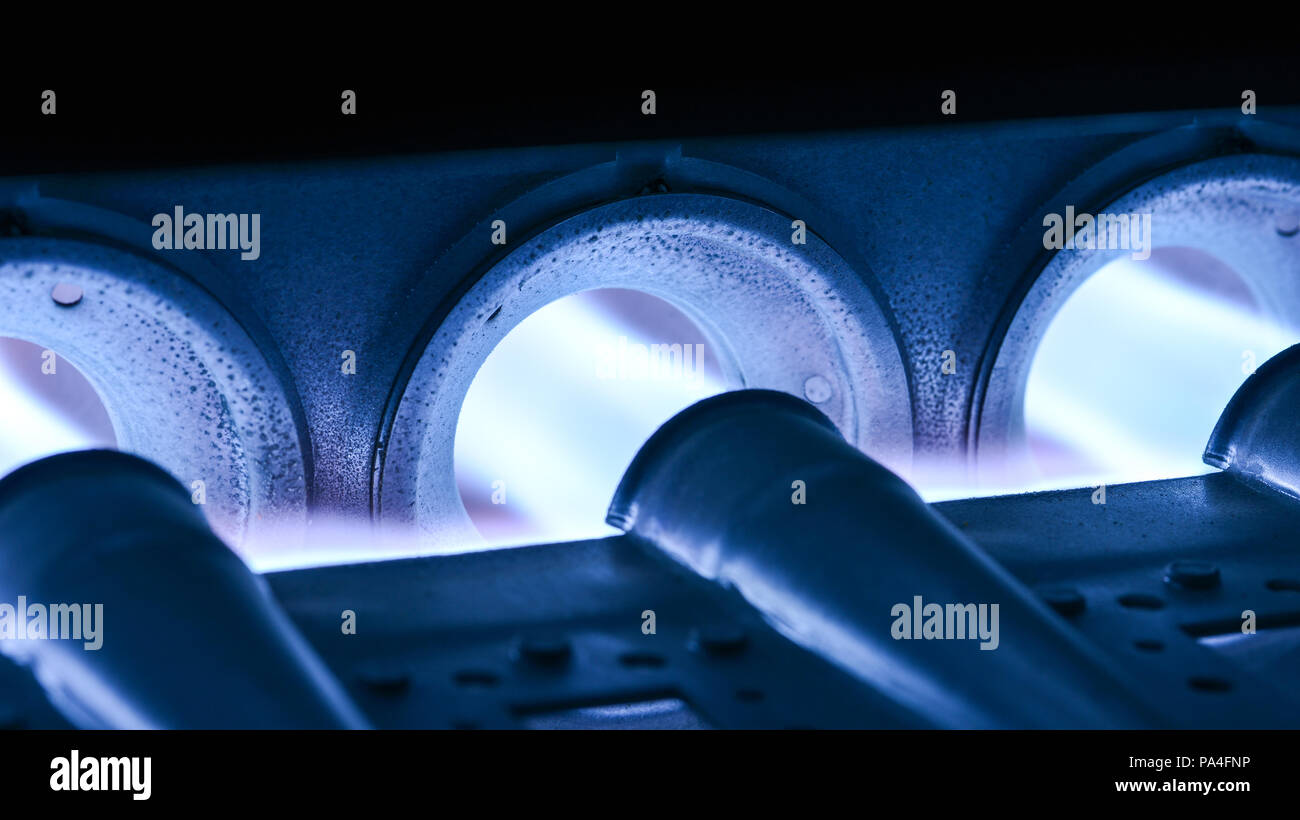 Closeup colpo di Home bruciatore del forno acceso con Crimson fiamma blu Foto Stock