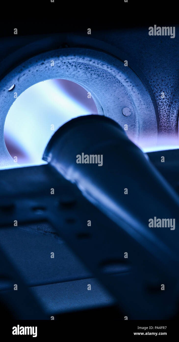 Closeup colpo di Home bruciatore del forno acceso con Crimson fiamma blu Foto Stock