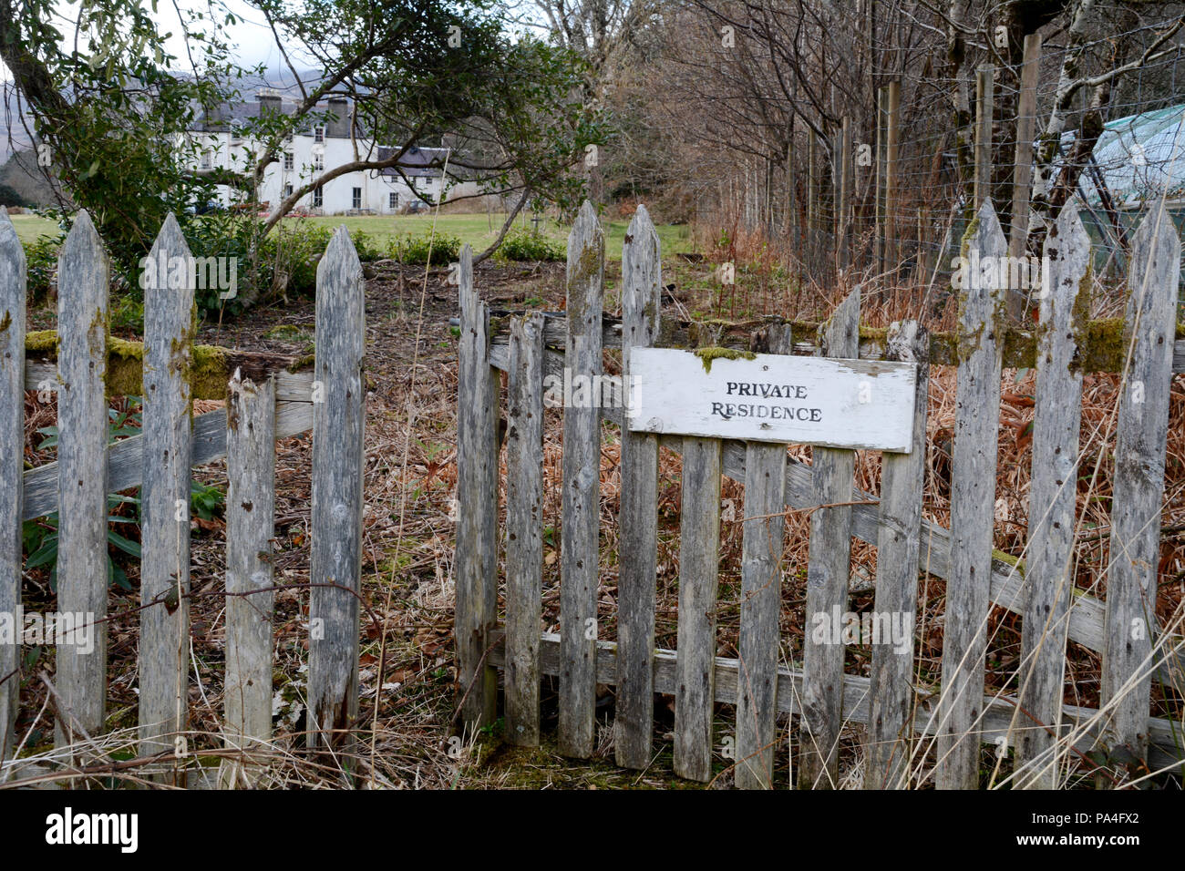 Un segno su un legno rotto Picket Fence leggere 'Residenza Privata' nella città di Inverie, Knoydart Penisola, Northwest Highlands, Scotland, Regno Unito. Foto Stock