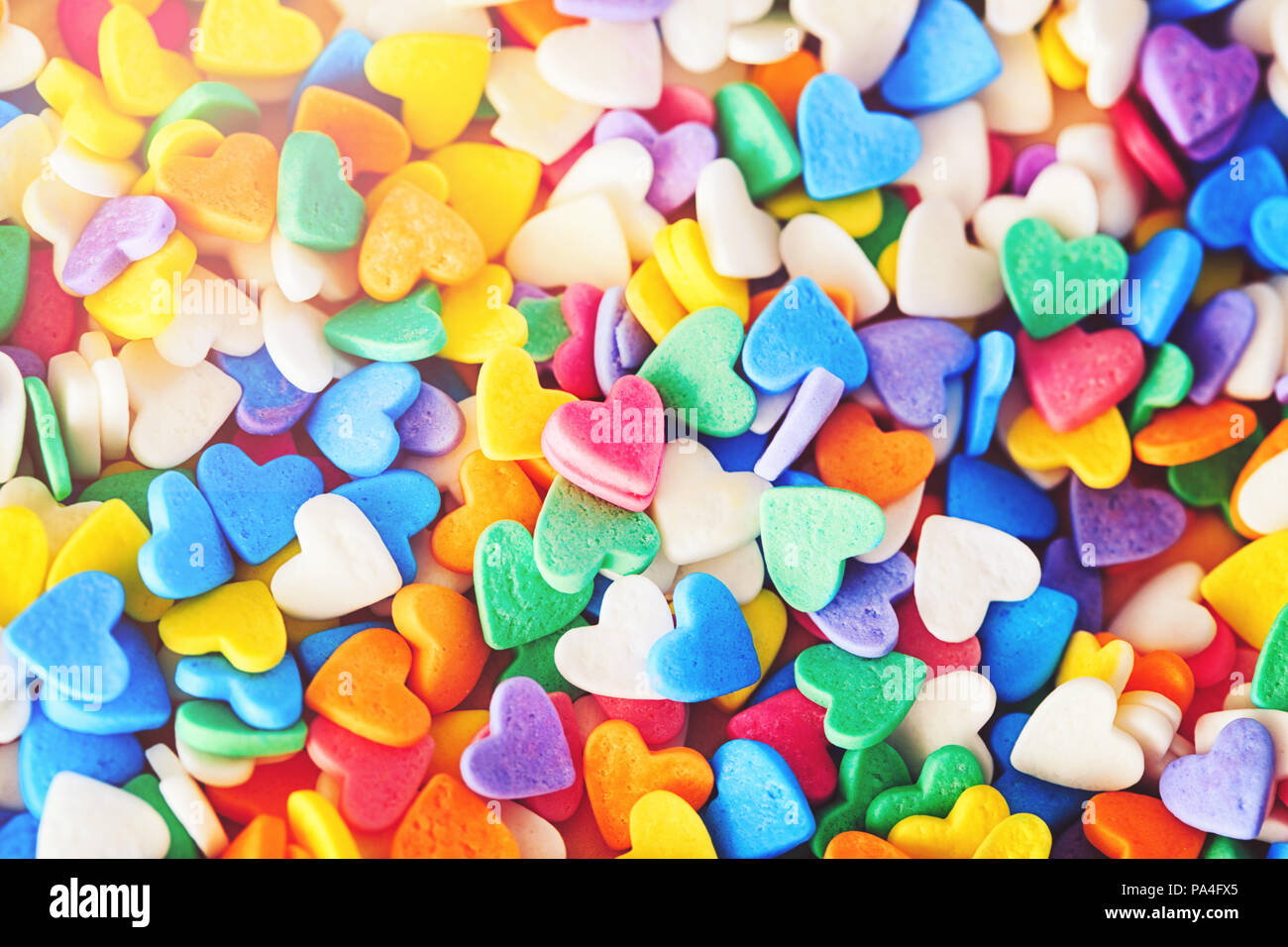 Cumulo di caramelle colorate confetti di forma di cuore, sfondo astratto,  il giorno di San Valentino vacanza concetto, fotografia macro, orizzontale  Foto stock - Alamy