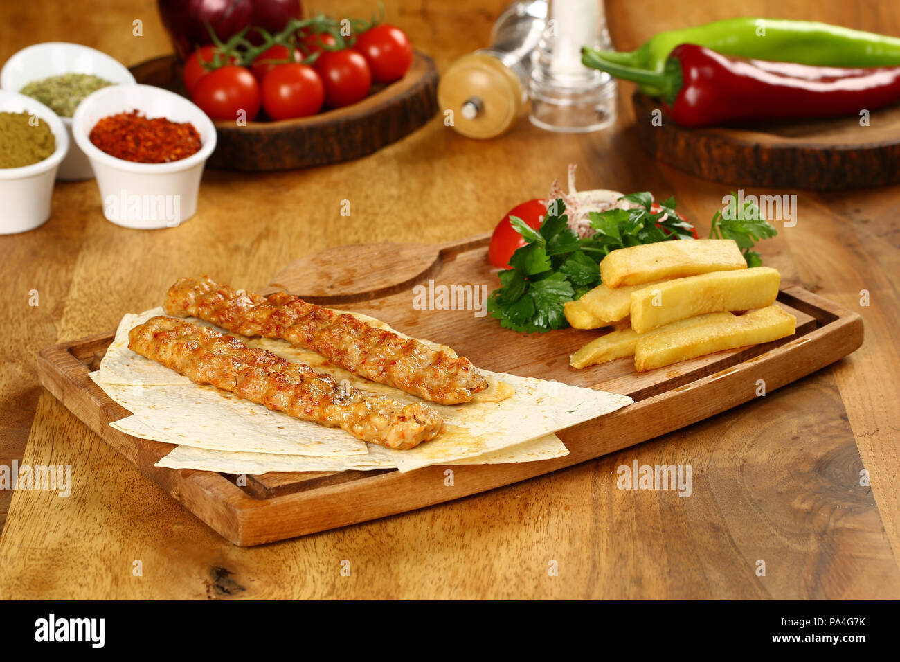 Pollo Adana kebap servita con lavash Foto Stock