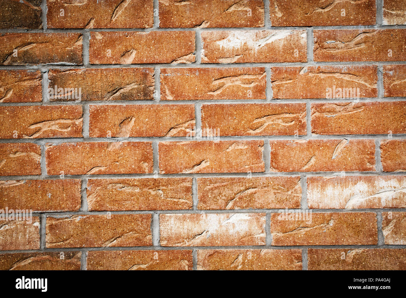 Rosso, arancione, muro di mattoni textured background closeup con crepe, rotture, pattern Foto Stock