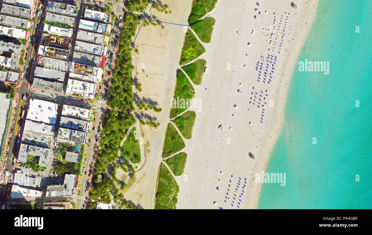Antenna ad occhio d'uccello del surfer in tropicale acqua chiara miami beach Foto Stock