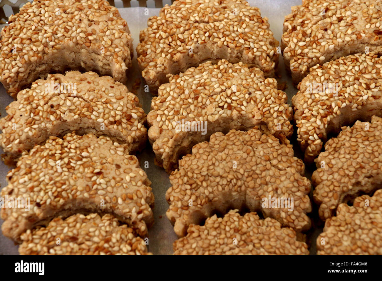 La forma di una mezzaluna biscotti fatti con pasta frolla e ricoperto con semi di sesamo Foto Stock