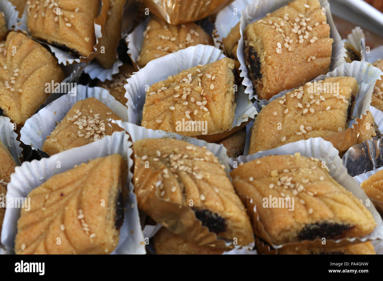 Makrout, Nord Africa semola biscotti riempito con pasta di data Foto Stock