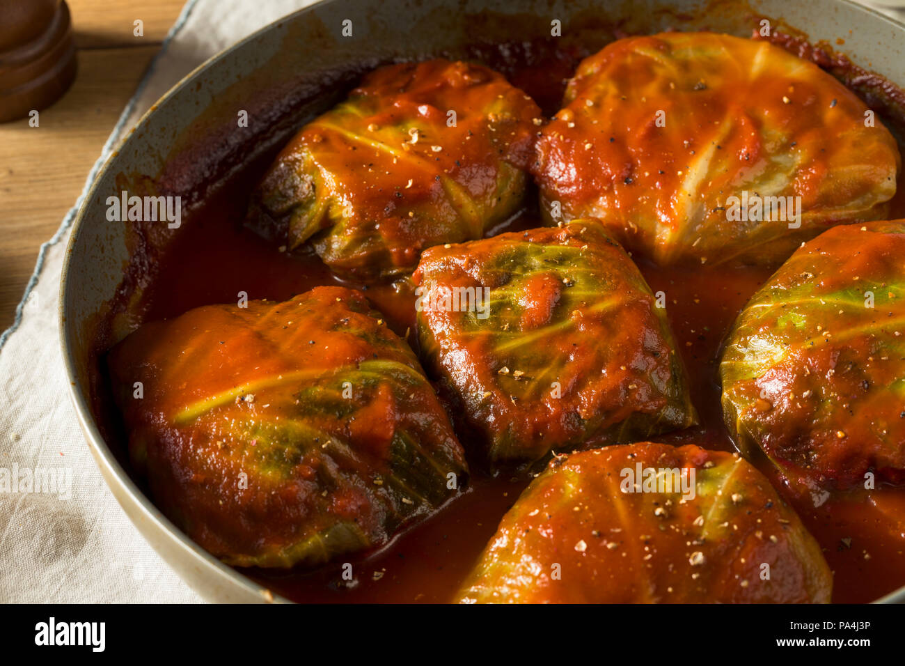 Fatti in casa ripieni di carne di manzo involtini di cavolo con salsa di pomodoro Foto Stock