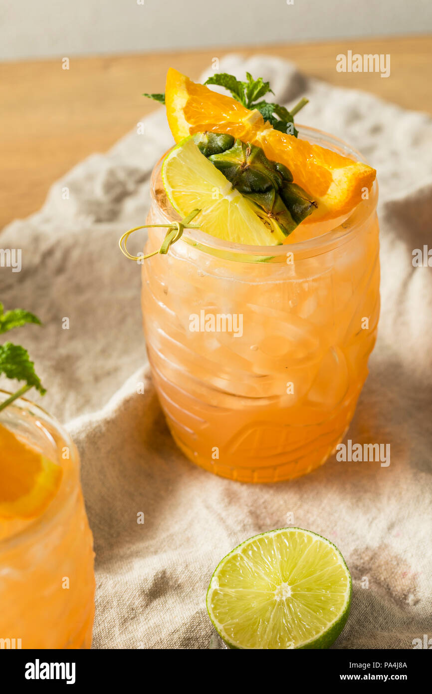 Estivo rinfrescante cocktail Tiki Drink con calce di rum e ananas Foto Stock
