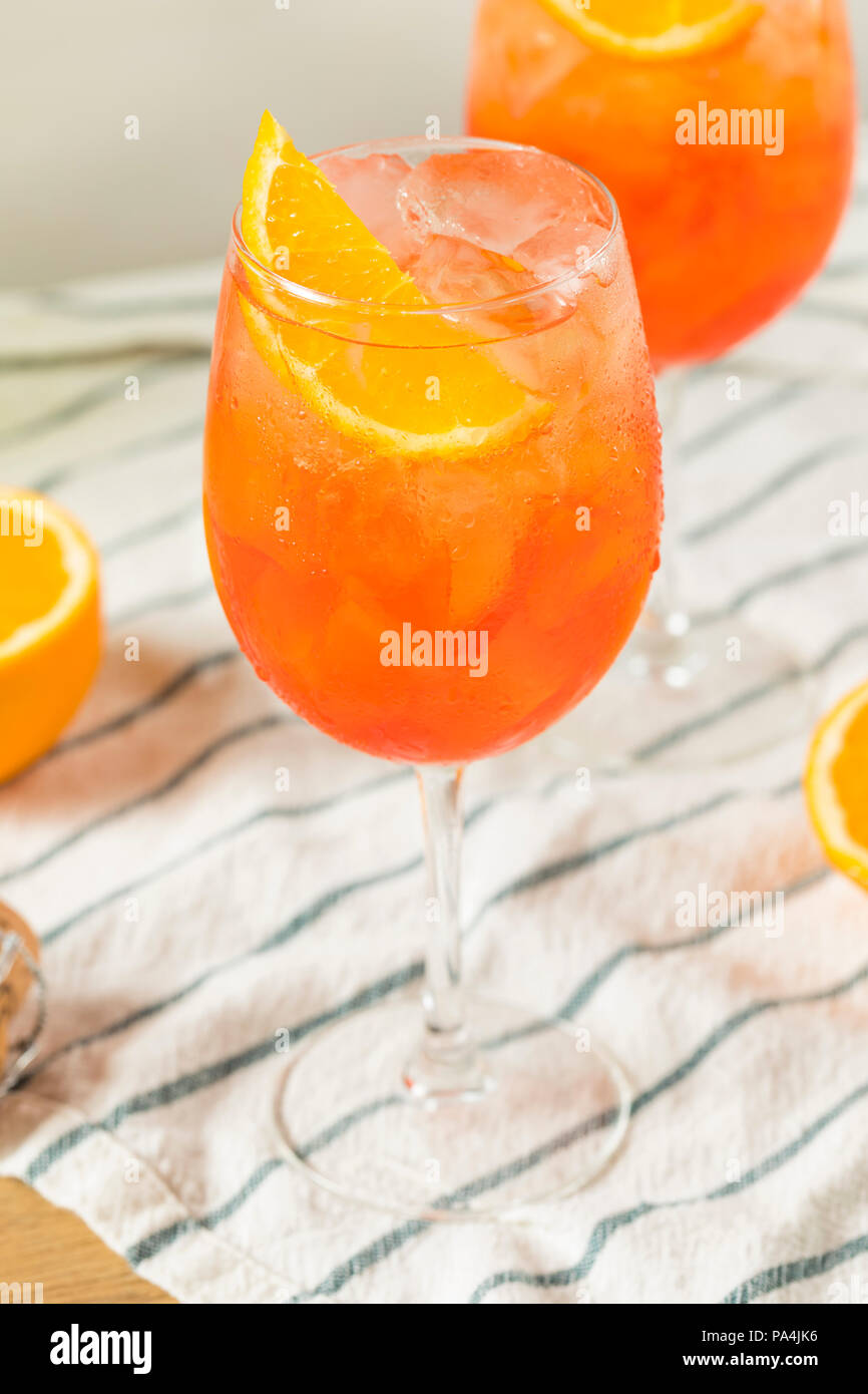 Bevande Aperol Spritz con Champagne e arance Foto Stock