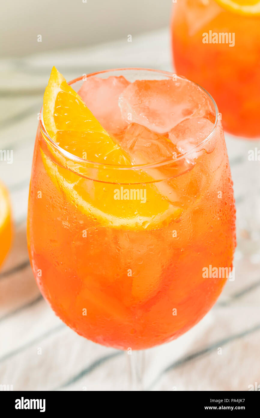 Bevande Aperol Spritz con Champagne e arance Foto Stock