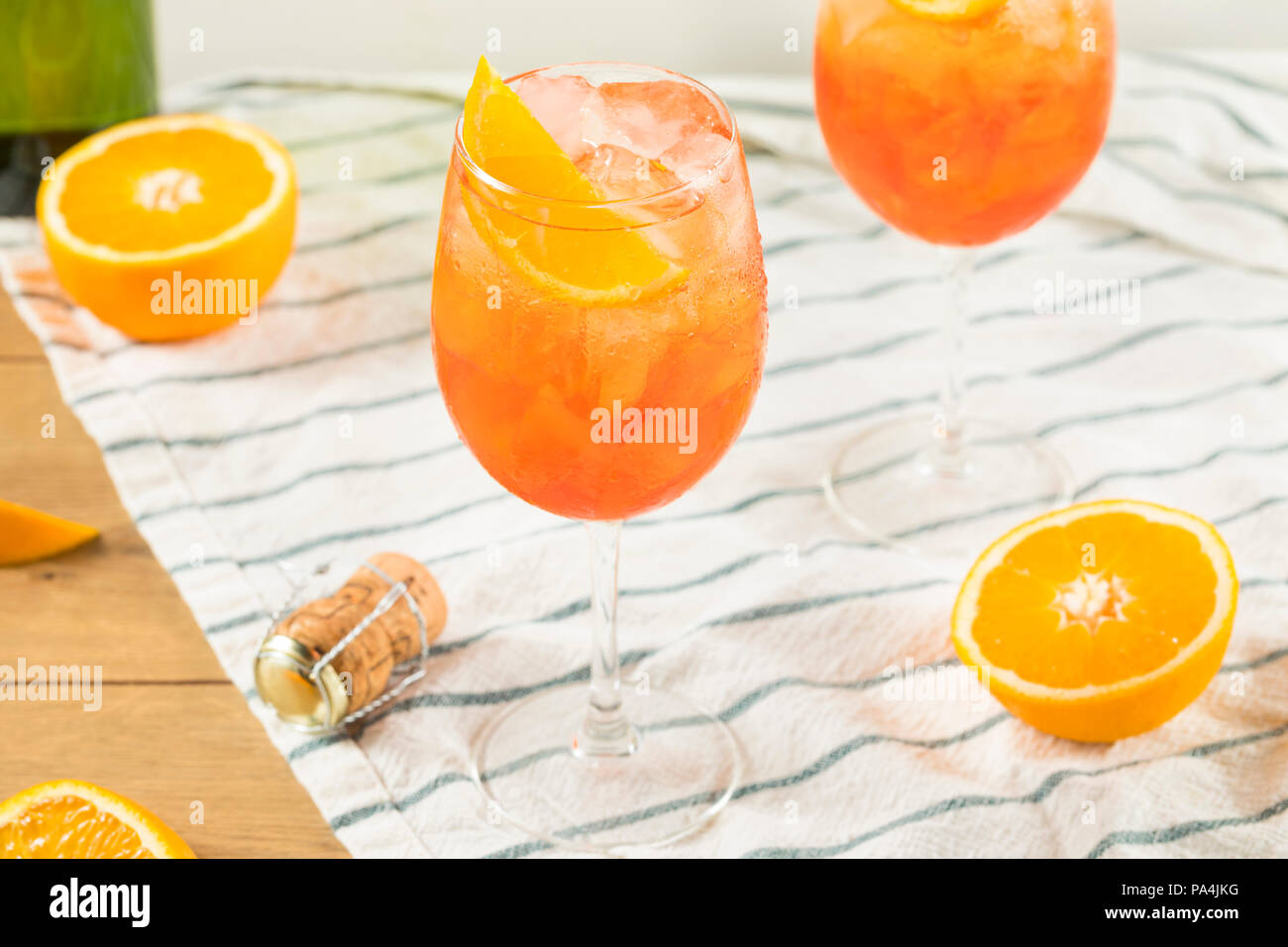Bevande Aperol Spritz con Champagne e arance Foto Stock