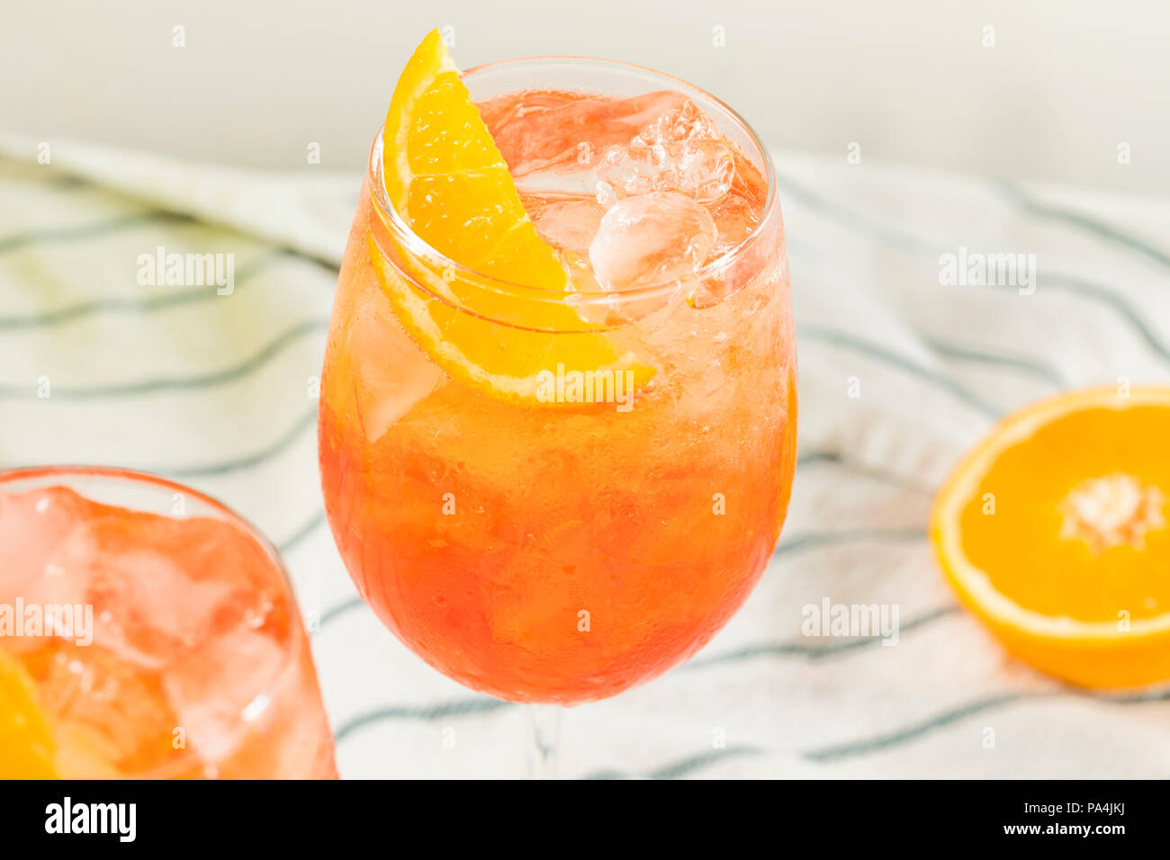 Bevande Aperol Spritz con Champagne e arance Foto Stock