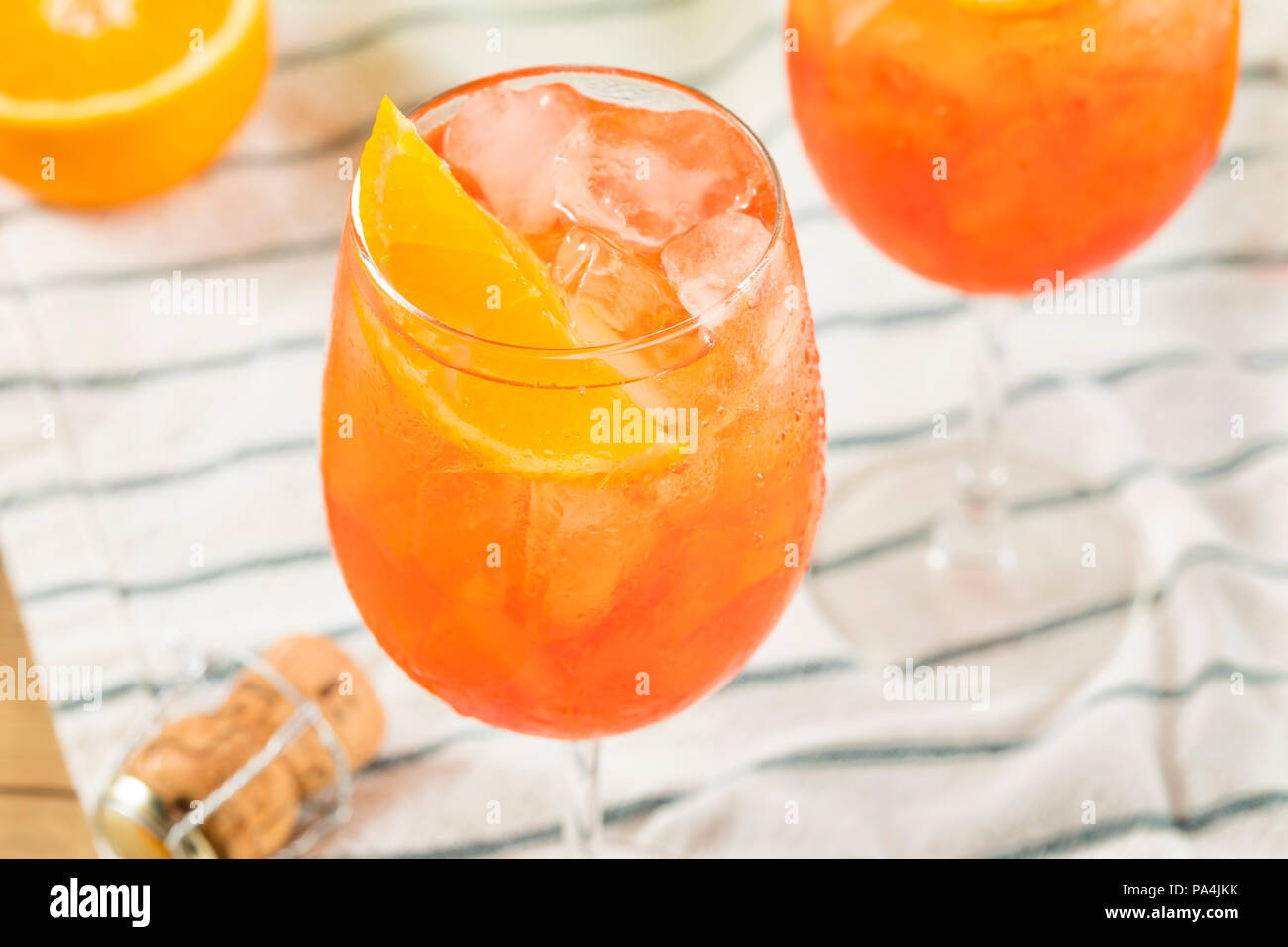 Bevande Aperol Spritz con Champagne e arance Foto Stock