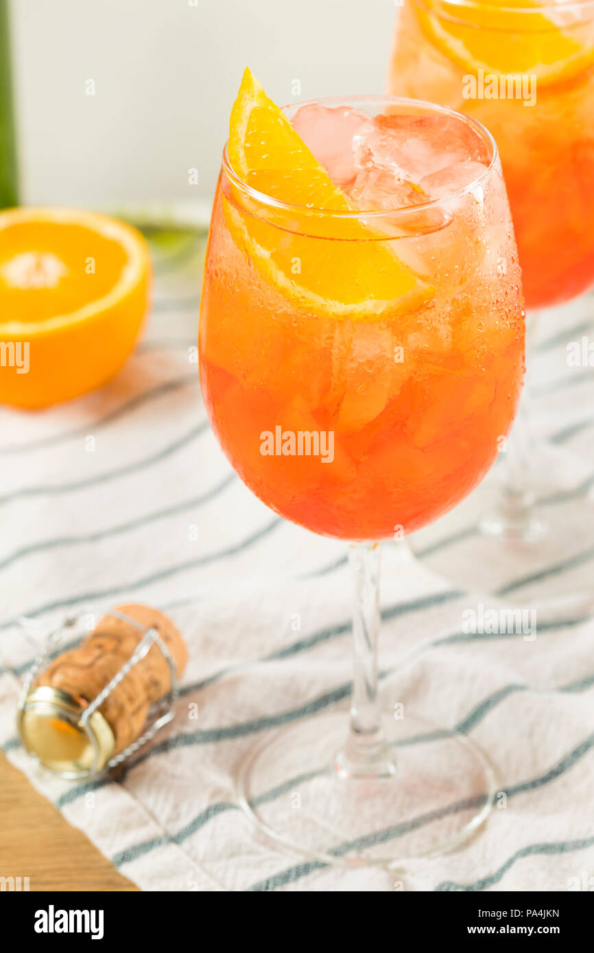 Bevande Aperol Spritz con Champagne e arance Foto Stock