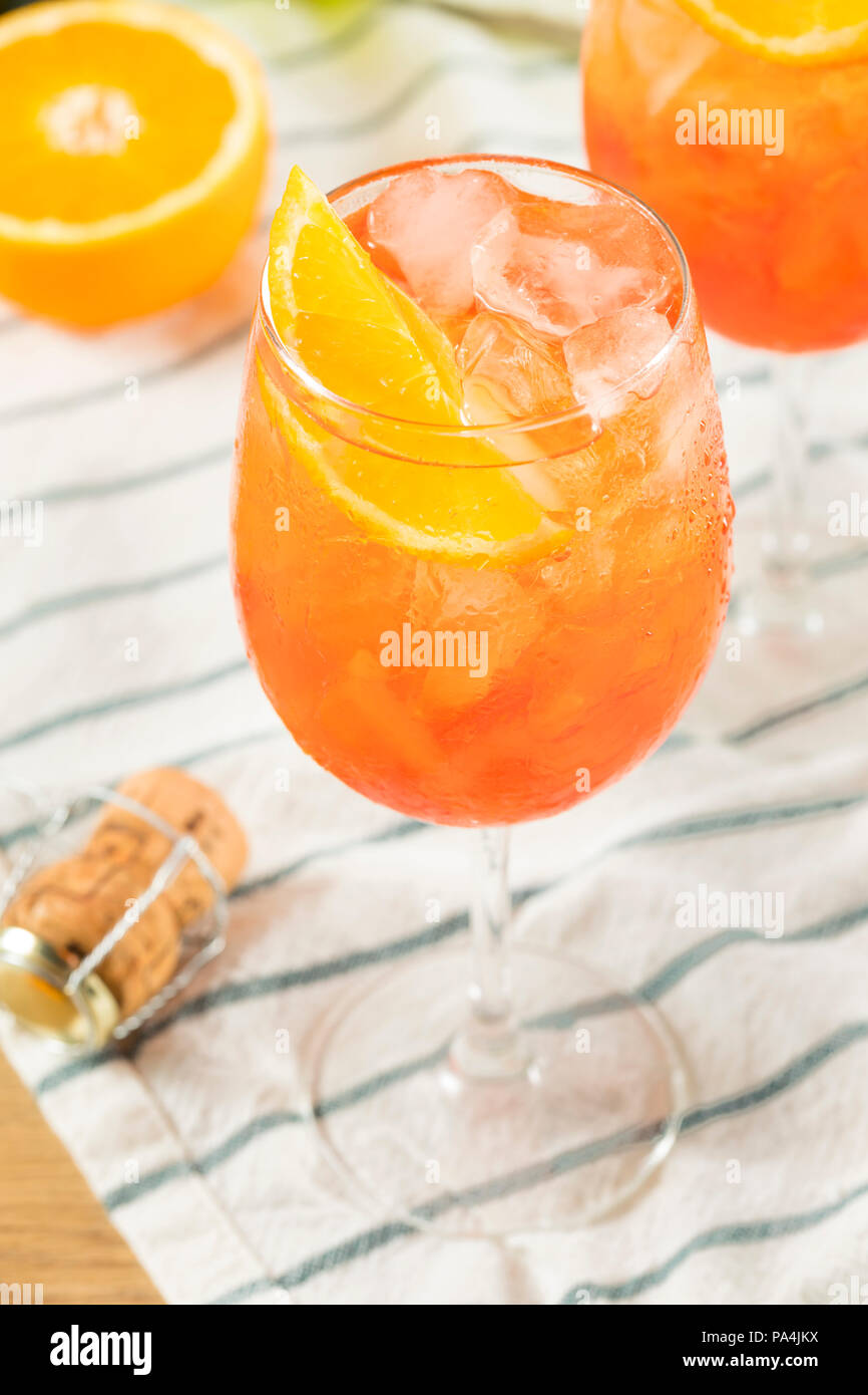 Bevande Aperol Spritz con Champagne e arance Foto Stock