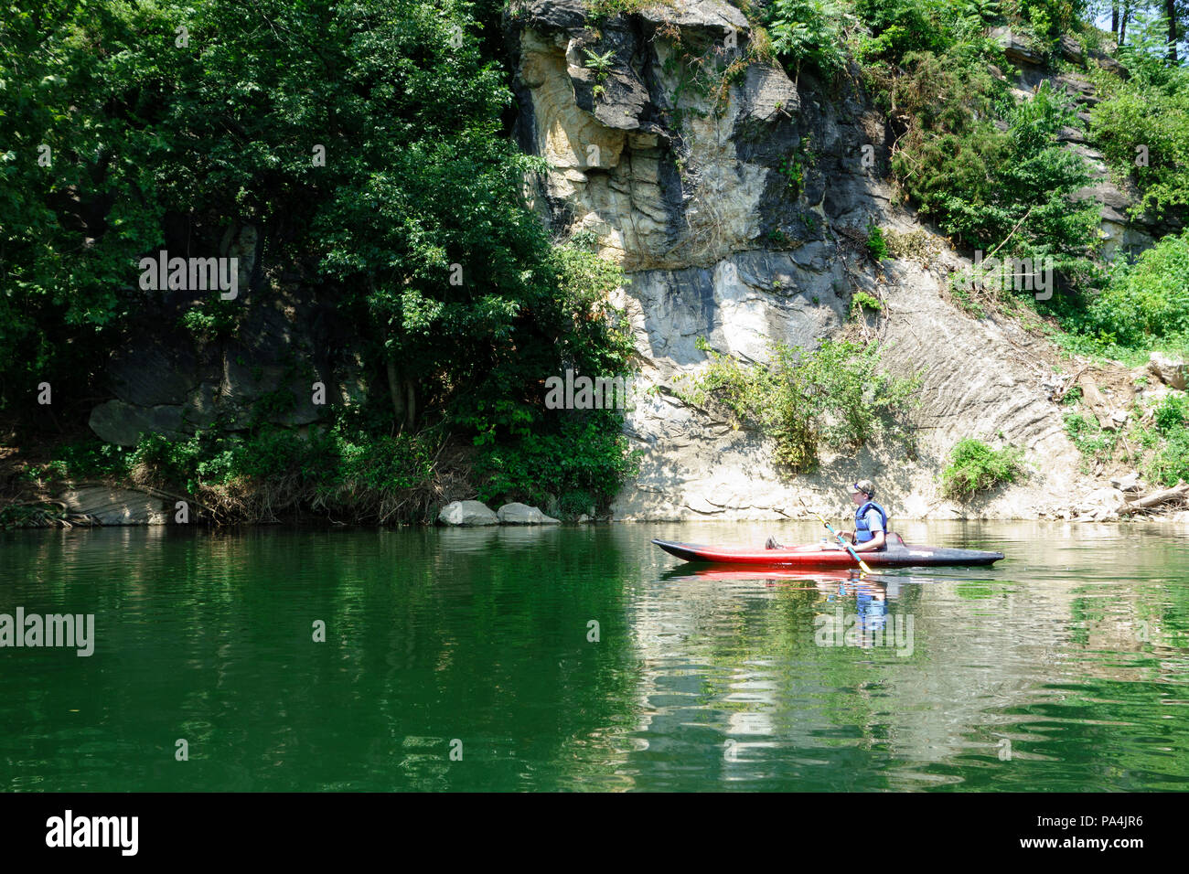 Ragazzo in kayak sul fiume Shenanhoah Virginia Foto Stock