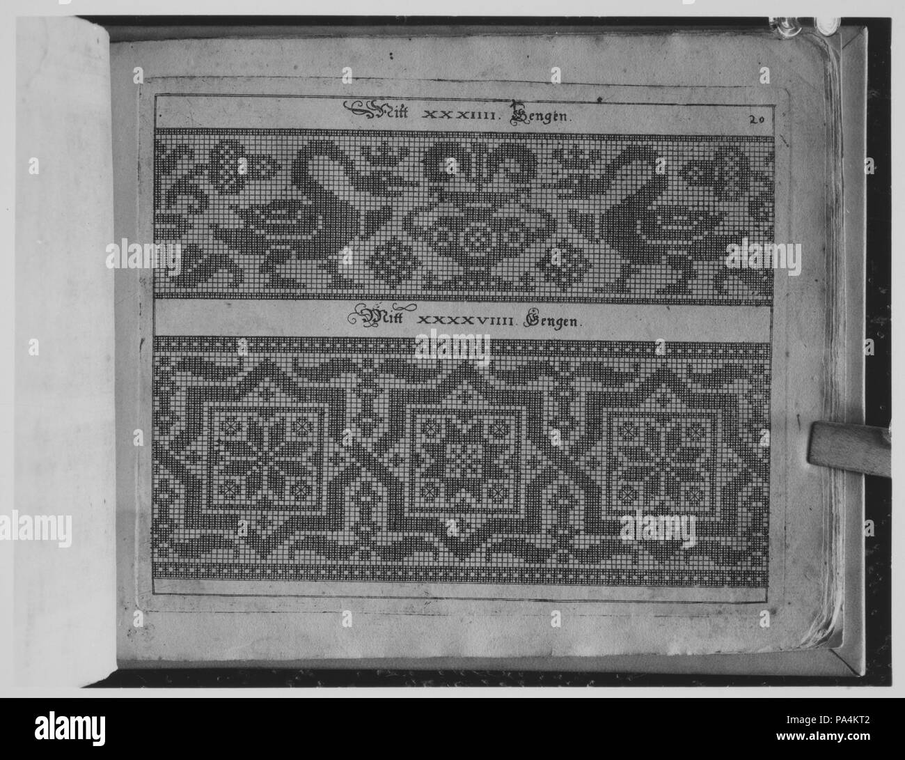 Schön Neues Modelbuch. Progettista: Johann Sibmacher (tedesco, active 1590-1611). Dimensioni: complessivo: 6 1/8 x 7 13/16 in. (15,5 x 19,8 cm). Editore: Balthasar Caymox (tedesco, Bersse (?) 1561-1635 Norimberga). Data: 1597. Progettato da Johann Sibmacher, Tedesco, active 1590-1611, pubblicato da Caimox, Nürmberg. Illustrato titolo firmato CM e Jo. Sibmacher, 7 pagine di testo circondata da bordi decorativi e 35 pagine di disegni e modelli per la tessitura e ricamo, e cut-biancheria. Secondo Lotz due edizioni è apparso di cui questo è il secondo. La prima edizione apparve nel 1597, ma con 8 pagine di squar Foto Stock