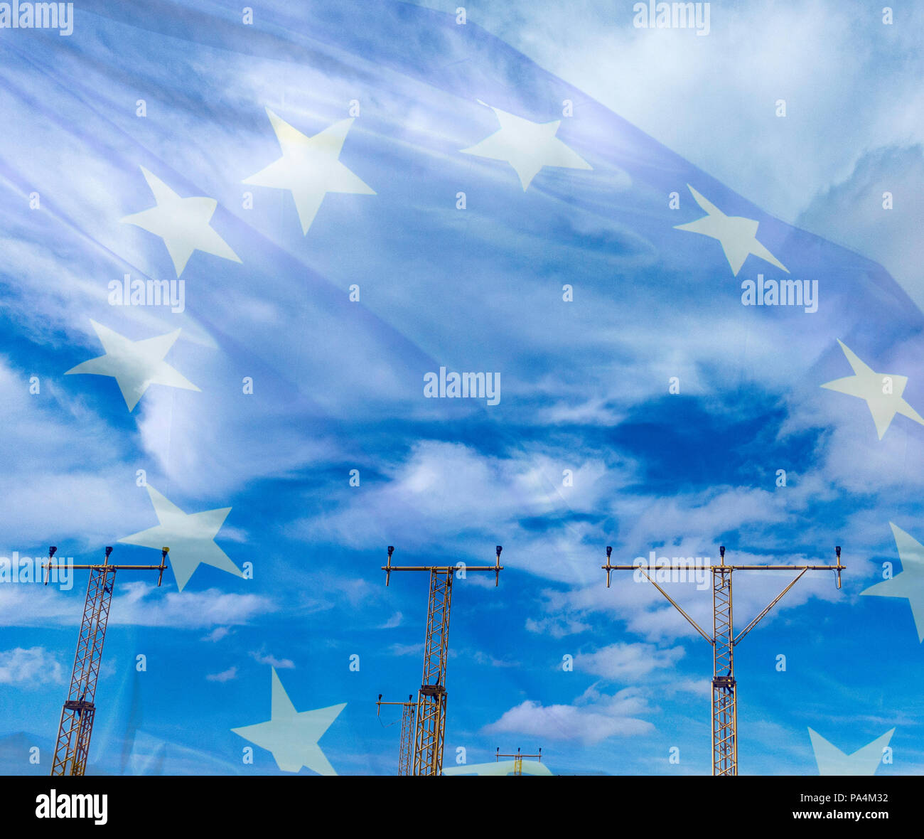 Bandiera dell'Unione europea mescolato con il cielo sopra l'aeroporto. Ue/UK/frontiera irlandese Brexit, immigrazione...concetto. Foto Stock