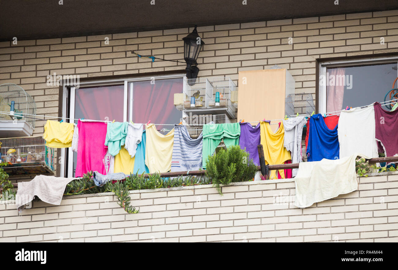 Vestiti sulla linea di lavaggio sul balcone og alto appartamento. Foto Stock