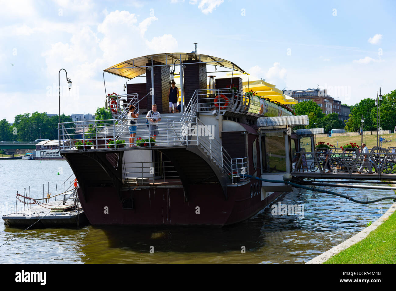 Grande fiume in barca di crociera essendo utilizzato come un ristorante sul fiume Vistola, Cracovia, in Polonia, in Europa. Foto Stock