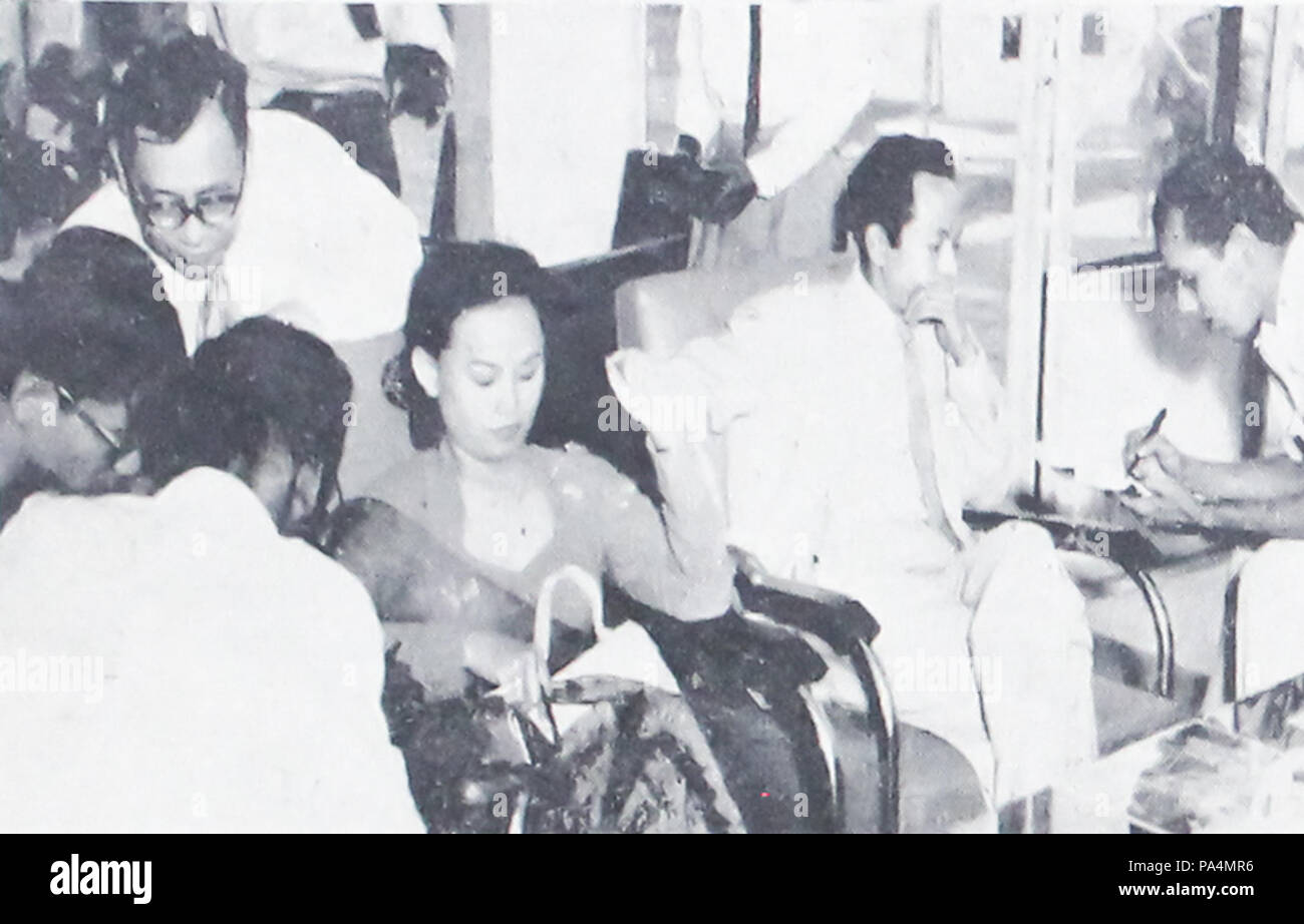182 Netty Herawaty e suo marito Darussalam in Singapore Dunia Film 1 Giu 1954 p4 Foto Stock