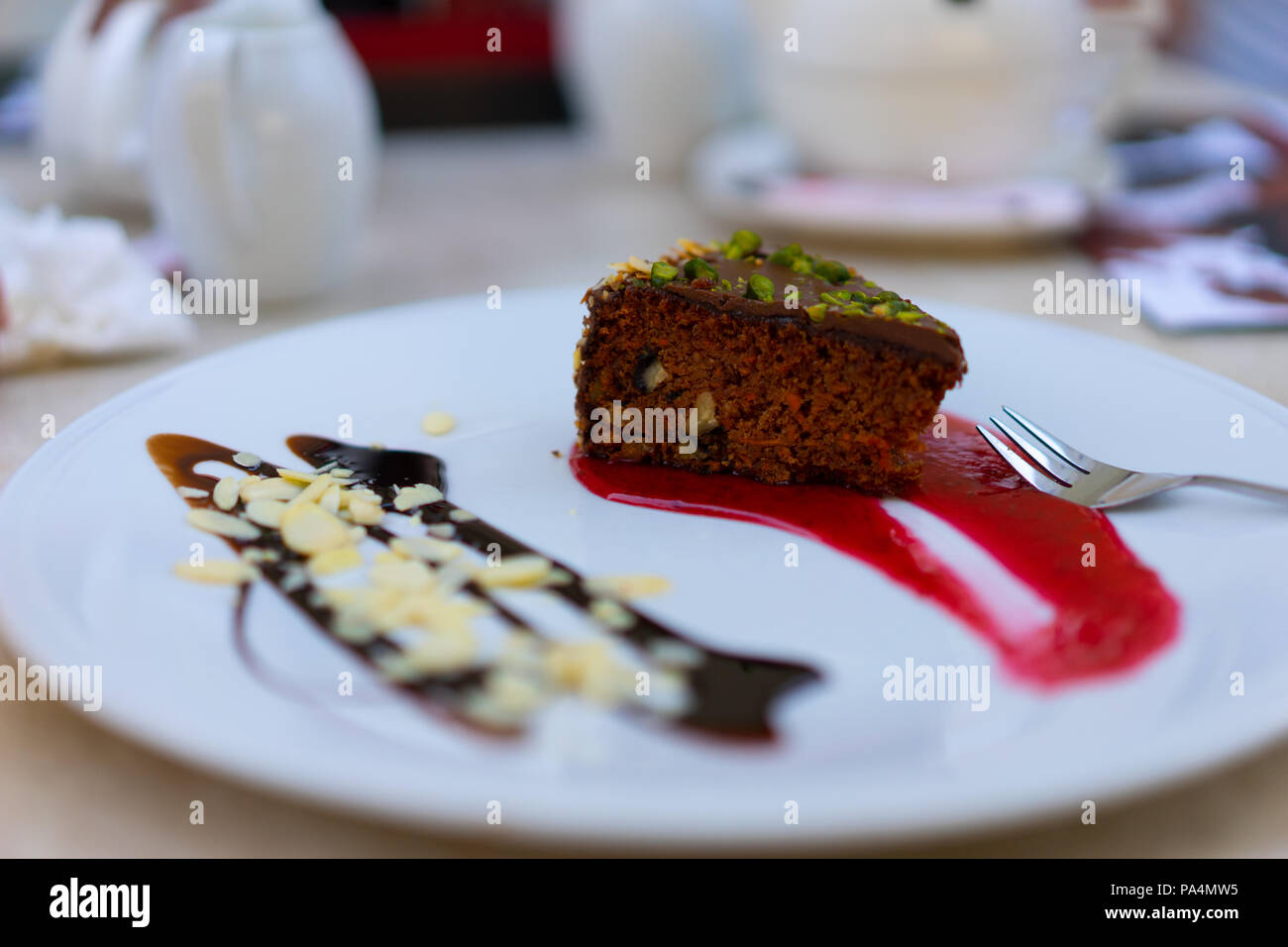 Stile polacco di cioccolato torta di carote con mandorle fragole e cioccolato di swirl. Foto Stock