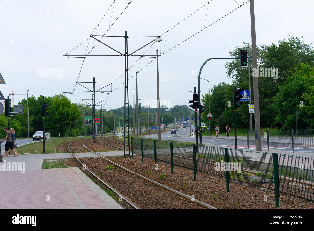 Tram che conduce verso la città di Cracovia Centro, Cracovia, in Polonia, in Europa. Foto Stock