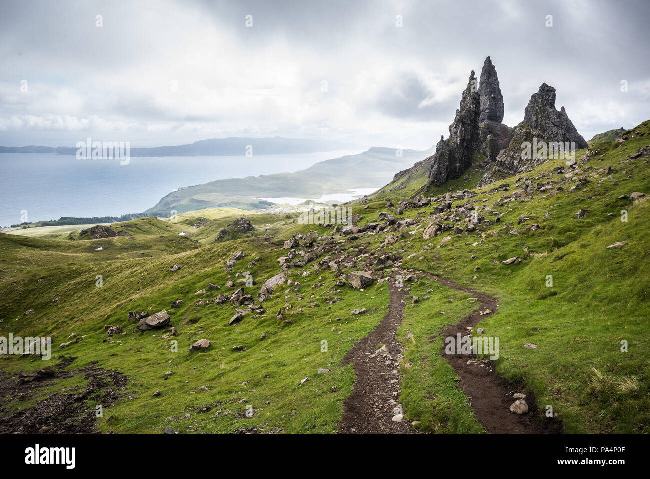 Un percorso sterrato per il vecchio uomo di Storr sull'Isola di Skye con un mare in background durante un nuvoloso giorno di estate in Scozia Foto Stock