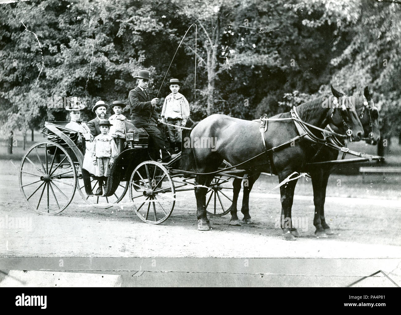 589 Dr. Dittlinger e famiglia in ultimo vagone di proprietà di medico prima che egli ha costruito la sua prima auto, Forest Park, 30 Luglio 1897 Foto Stock