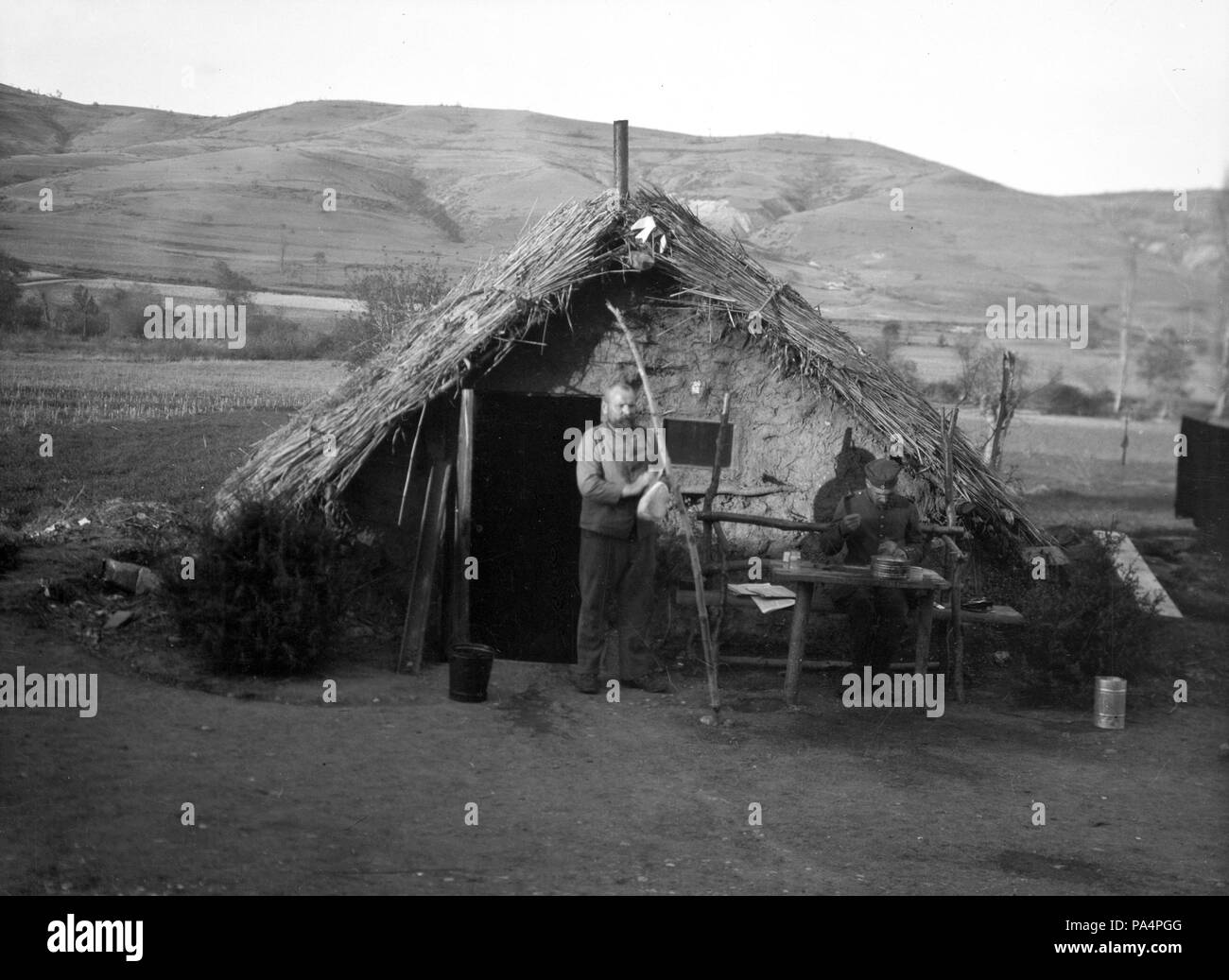 77 Un bolgár parancsnokság kunyhója un macedón-görög semleges zóna közelében. Fortepan 59128 Foto Stock
